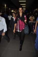 Deepika Padukone returns from Cocktail Shoot in Airport, Mumbai on 6th Jan 2012 (9).JPG